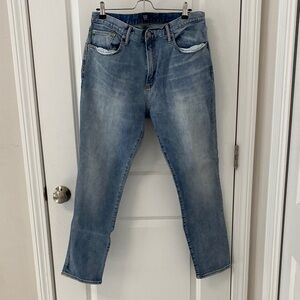 GAP Men's Faded Light Blue Slim Straight Jeans 001